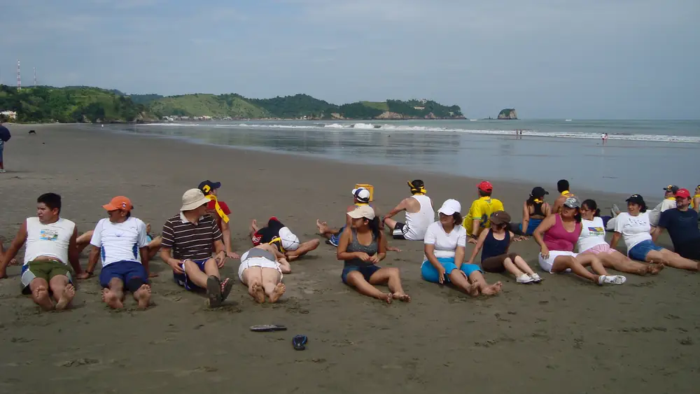 Equipo en dinámica de integración en la playa