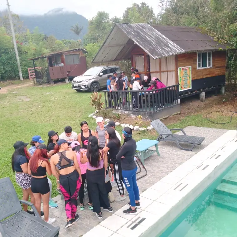 Equipo reunido junto a la piscina en una dinámica
