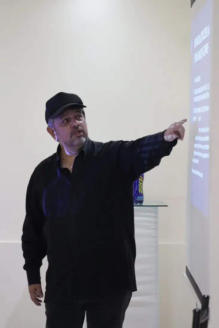 Máximo Espinosa, coach empresarial, facilitando un taller en Ecuador