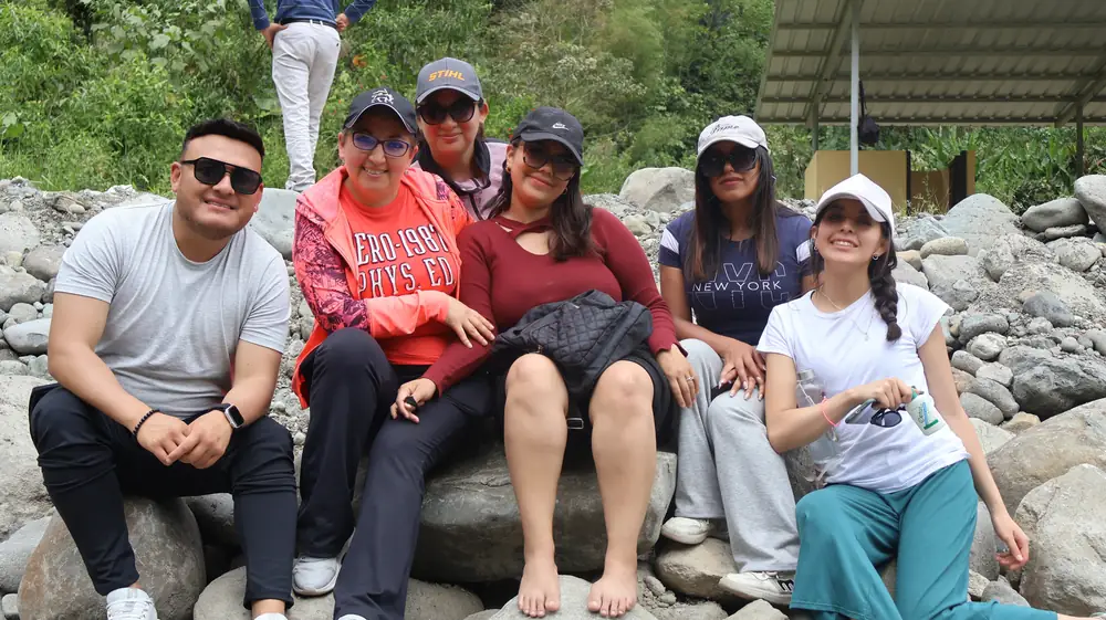Participantes junto al río en un team building